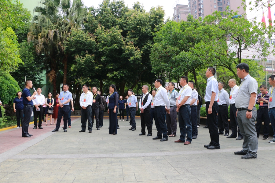 德陽(yáng)市、中江縣人大代表到繼光實(shí)驗(yàn)學(xué)校調(diào)研.JPG