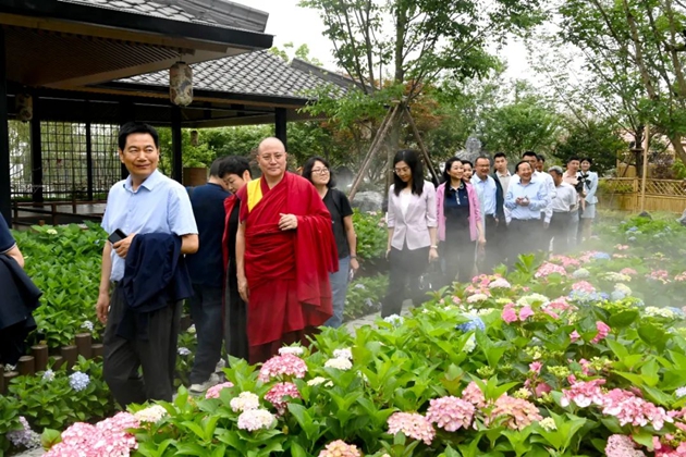 考察組在世園會國際園藝展區(qū)考察。記者 姜寒冬 攝.jpg11.jpg